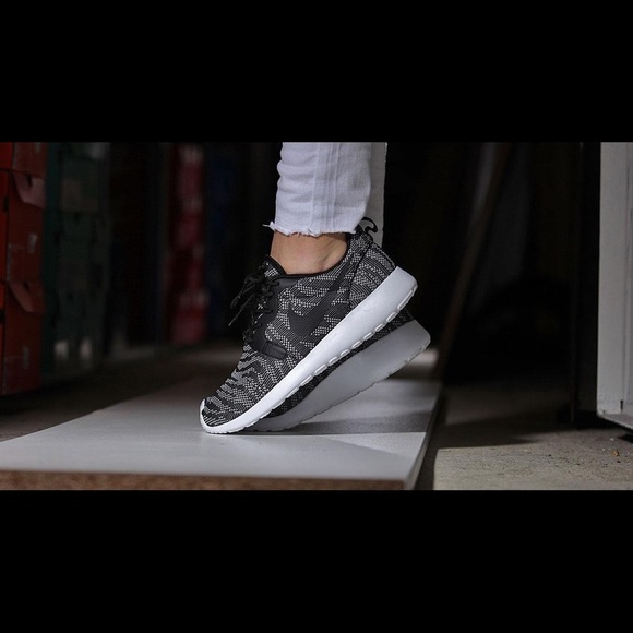Nike Shoes - Nike Roshe Run Jacquard Obsidian Black/White sz. 9